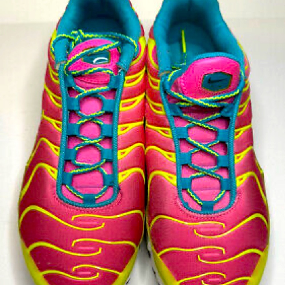 Nike Air Max Volt Green and Pink size M 7 W 9 EUR 40 (can fit a W 9.5)